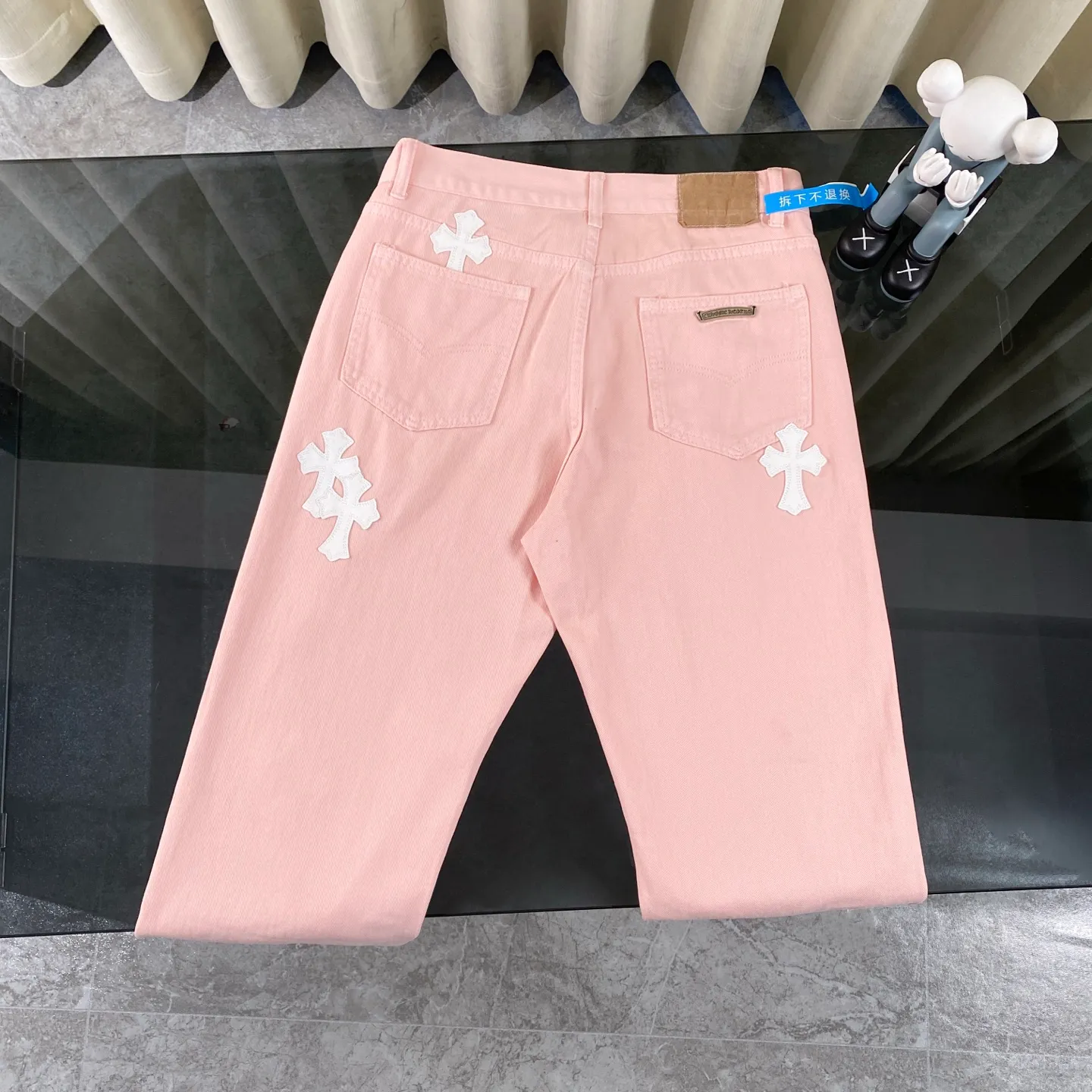 P250 CH Chromehearts 2025 new limited white cross leather couple style washed loose pink jeans 💜 Top quality ceiling quality styles with different washed textures, very friendly to people with thin legs and thick legs, the straight and loose version is very flattering to the leg shape. Moderate length that never goes out of style, easy to match with casual, basic styling for various styles, a must-have in the wardrobe! The fabric is stiff but also makes the upper body soft without losing texture. The washing process is even more perfect. It is a must-have item for everyone! ! ! Washed wheat, hang tag, pants label, complete with three labels, color: pink, size: 28, 30, 32, 34
